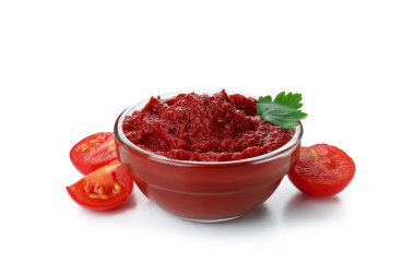 Beyaz arka planda bir kase domates ezmesi ve domates.