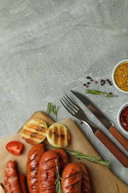 Gri desenli arka planda ızgara sosisli lezzetli yemek kavramı