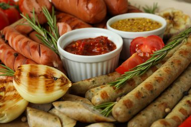 Izgara soslar, sebzeler ve soslar, kapatın.