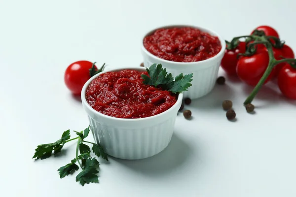 Cuencos Con Pasta Tomate Tomates Pimienta Perejil Sobre Fondo Blanco — Foto de Stock