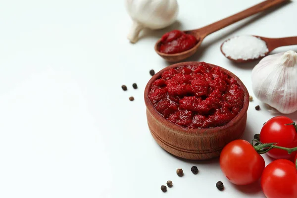 Ciotola Legno Con Concentrato Pomodoro Ingredienti Sfondo Bianco Spazio Testo — Foto Stock