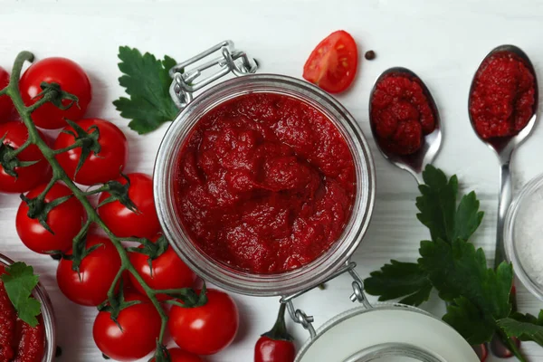 Tarro Con Pasta Tomate Sobre Fondo Madera Blanca Con Ingredientes — Foto de Stock