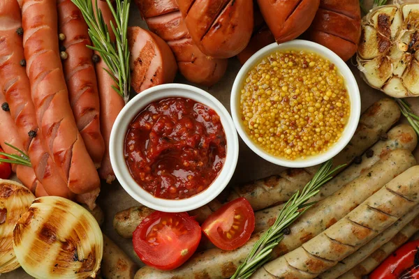 Izgara soslar, sebzeler ve soslar, kapatın.