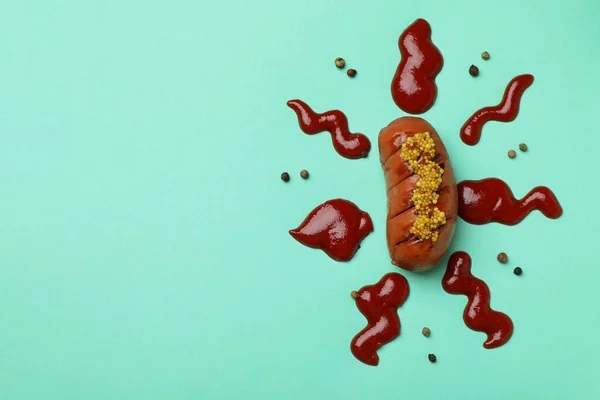 Salsicha Grelhada Com Molho Pimenta Sobre Fundo Hortelã — Fotografia de Stock