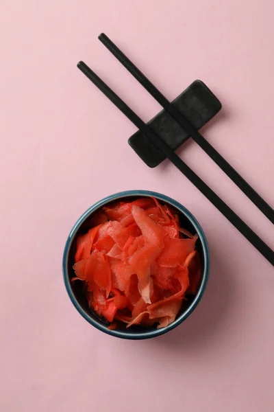 Cuenco Con Jengibre Rojo Escabeche Palillos Sobre Fondo Rosa —  Fotos de Stock