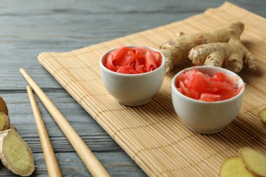 Turşulu zencefil ve ahşap masada çubuk ile lezzetli yemek kavramı