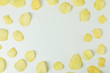 Beyaz arkaplanda patates cipsi, metin için boşluk