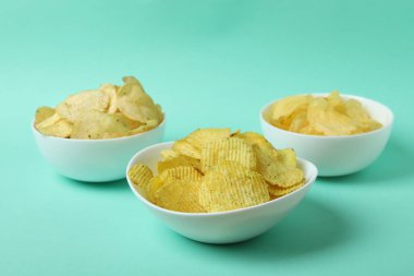 Arka planda patates cipsi olan kaseler