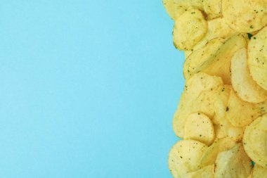 Mavi arkaplanda patates cipsi, metin için boşluk