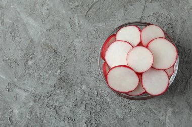 Gri desenli arka planda doğranmış turplu kase