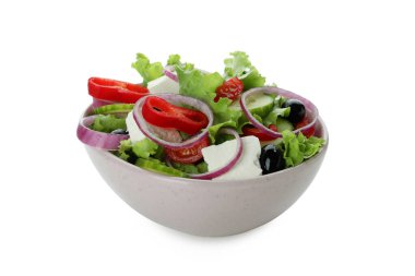 Beyaz arka planda izole edilmiş bir kase Yunan salatası