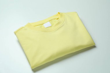 Beyaz arkaplanda sarı kazak, metin için boşluk