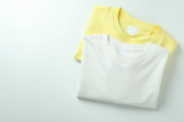 Beyaz arkaplanda beyaz ve sarı kazaklar