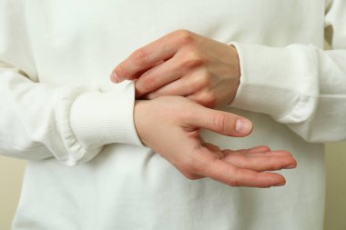 Beyaz kazaklı genç bayan, yaklaşın.