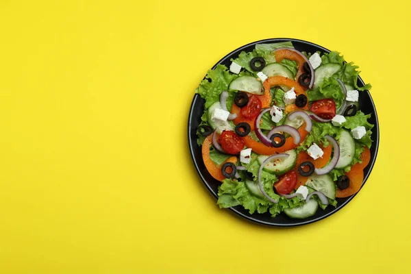 Teller Griechischer Salat Auf Gelbem Hintergrund — Stockfoto