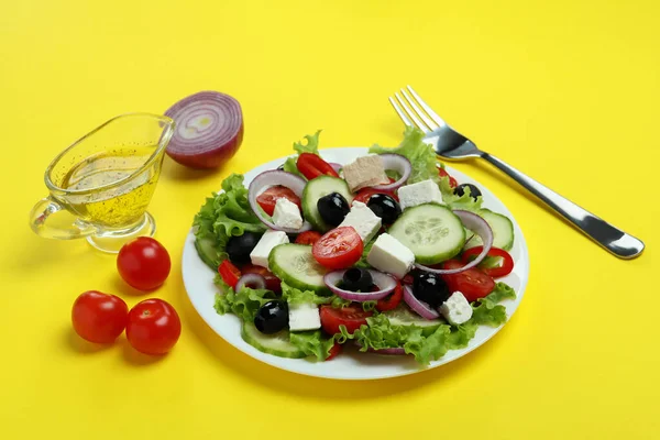 Sarı Arka Planda Yunan Salatası Ile Lezzetli Yemek Kavramı — Stok fotoğraf