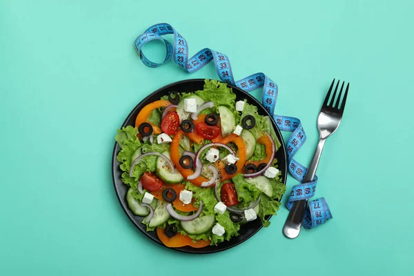 Yunan salatası tabağı, mezura ve nane arkaplan çatalı.