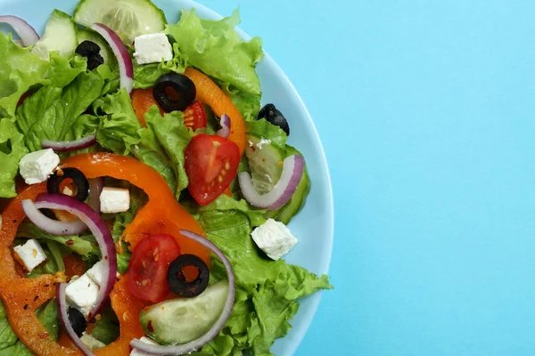 Teller Griechischer Salat Auf Blauem Hintergrund Nahaufnahme — Stockfoto