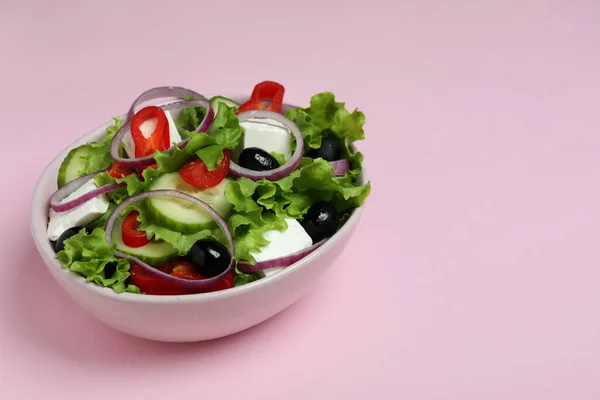 Pembe Arka Planda Bir Kase Yunan Salatası — Stok fotoğraf