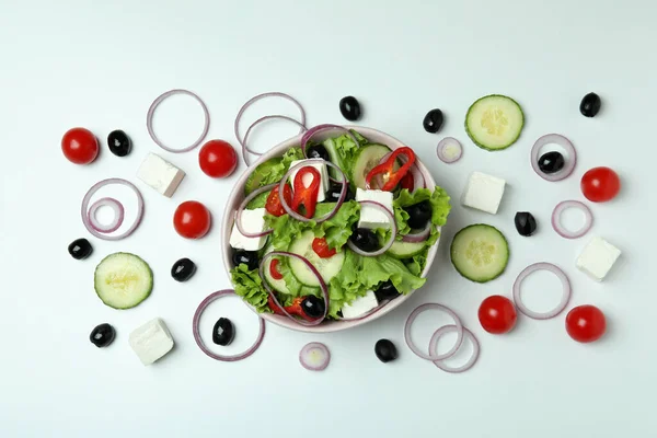 Beyaz Arka Planda Bir Kase Yunan Salatası Malzemesi — Stok fotoğraf