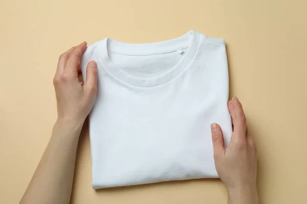Vrouwelijke Handen Sweatshirt Beige Achtergrond — Stockfoto