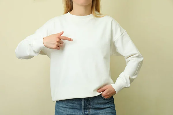 Mujer Joven Sudadera Blanca Sobre Fondo Beige — Foto de Stock