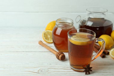 Beyaz ahşap masa üzerinde alternatif soğuk tedavi kavramı, metin için boşluk