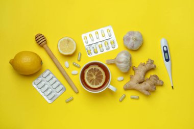 Sarı arka planda alternatif soğuk tedavi kavramı, üst görünüm