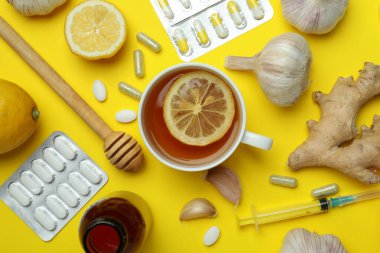 Sarı arka planda alternatif soğuk tedavi kavramı, üst görünüm