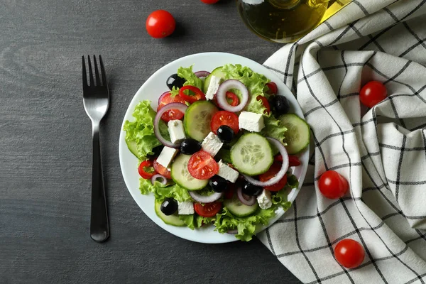Koyu Ahşap Arka Planda Yunan Salatası Tabağı — Stok fotoğraf