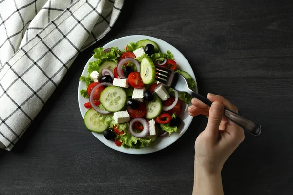 Frau Isst Griechischen Salat Auf Dunklem Holztisch Draufsicht — Stockfoto