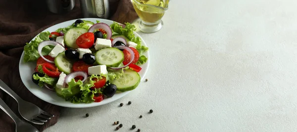 Beyaz Desenli Yunan Salatasıyla Lezzetli Yemek Kavramı — Stok fotoğraf