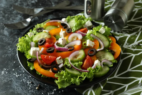 Concetto Cibo Delizioso Con Insalata Greca Sfondo Fumoso Nero — Foto Stock