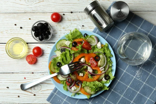 Concept Dégustation Savoureuse Avec Salade Grecque Sur Table Bois Blanc — Photo
