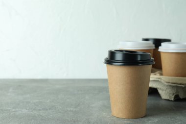 Kahve fincanı ve gri dokulu masa tutacağı.