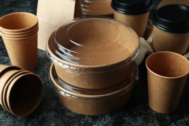 Siyah Smokey Masası 'nda paket yemek konteynırları.