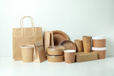 Beyaz arka planda paket yemek konteynırları