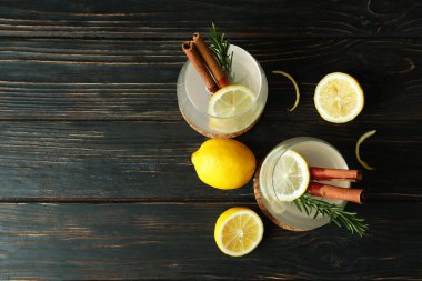 Ahşap zemin üzerinde limonata bardakları, metin için boşluk