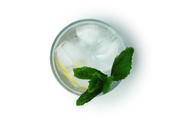 Beyaz arka planda limonlu ve naneli kokteyl.