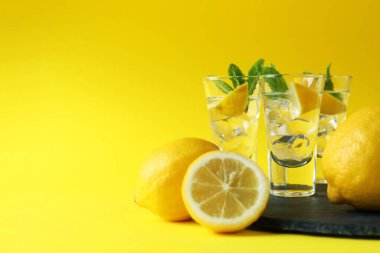 Limonlu shot ve sarı arka planda nane şekeri.