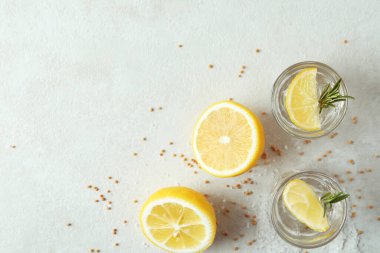 Beyaz desenli masada tekila.