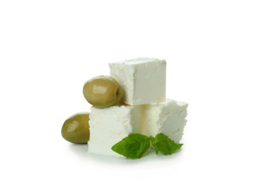 Beyaz arkaplanda izole edilmiş Feta peyniri parçaları