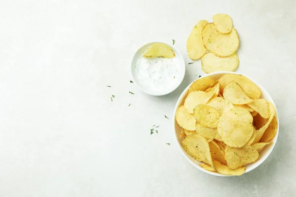 Sabrosas Papas Fritas Salsa Sobre Fondo Blanco Texturizado — Foto de Stock