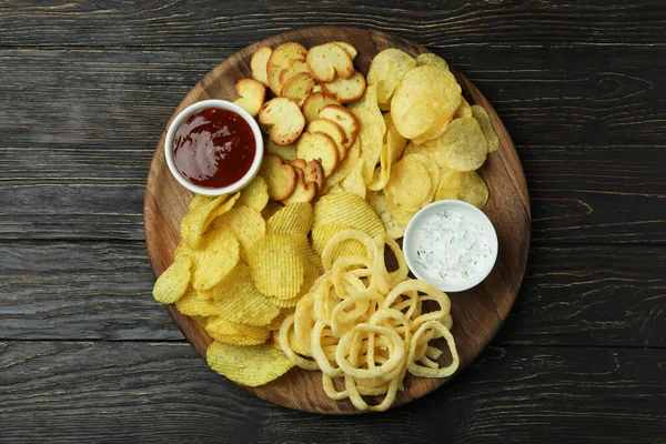 Bandeja Con Diferentes Snacks Sobre Fondo Madera — Foto de Stock