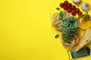 Sarı arka planda lezzetli makarna pişirme kavramı