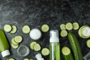 Siyah Smokey arkaplan üzerinde salatalık kozmetiği kavramı, metin için boşluk