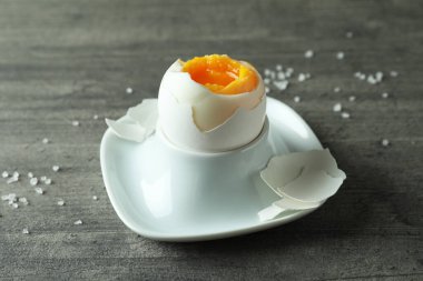 Kaynamış yumurta ve gri dokuda tuz.