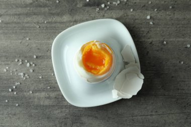 Kaynamış yumurta ve gri dokuda tuz.