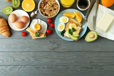 Ahşap arka planda lezzetli kahvaltı kavramı, metin için boşluk