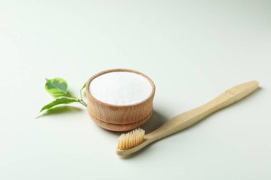 Beyaz arka planda çevre dostu diş fırçası ve diş pudrası